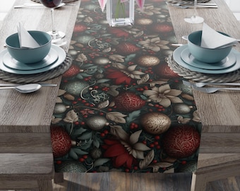 Könnte beinhalten: Ein festlicher Tischläufer mit dunklem Hintergrund, verziert mit Weihnachtsschmuck, Weihnachtssternen und Beeren. Der Läufer liegt auf einem Holztisch, ergänzt durch Gedecke, Weingläser und eine Vase mit rosa Lilien.