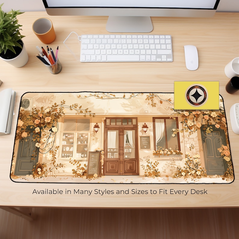 Puede incluir: Un rat&oacute;n de ordenador ilustrado en marr&oacute;n y beige que presenta una tienda con una puerta y ventanas marrones. La tienda est&aacute; rodeada de enredaderas y flores. El texto "Available in Many Styles and Sizes to Fit Every Desk" est&aacute; en la parte inferior del rat&oacute;n de ordenador.