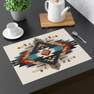 Può includere: Un sottopiatto color crema con un design geometrico nei toni del verde acqua, arancione, marrone e grigio. Il design presenta una forma a diamante centrale con forme a diamante e rettangolari più piccole. Sono visibili anche una tazza e un piattino bianchi, una teiera e un cucchiaio.