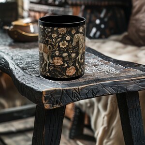 Średniowieczny kwiatowy kubek z koniem - Średniowieczny kwiatowy kubek - Średniowieczny kubek, 11 uncji lub 15 uncji Czarny ceramiczny kubek