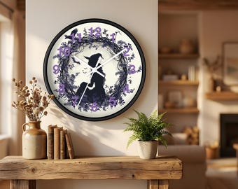 Peut inclure: Une horloge murale ronde avec un cadre noir. Le cadran représente une silhouette de sorcière avec un chapeau, entourée d'une couronne florale et de chauves-souris. Les chiffres sont violets. Les aiguilles sont blanches.
