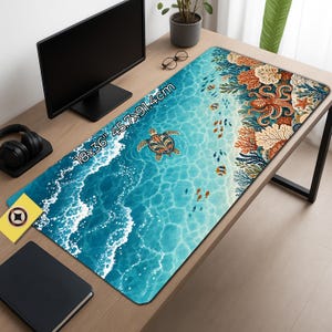 Pode incluir: Um tapete de secretária retangular de 45,7x91,4 cm com uma vista aérea do oceano, incluindo uma tartaruga marinha, um polvo, recifes de coral e pequenos peixes. O design apresenta água turquesa com ondas brancas e vida marinha.