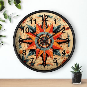 Może przedstawiać: Okrągły zegar ścienny z czarną ramką i kolorowym wzorem. Tarcza zegara przedstawia stylizowaną różę wiatrów z pomarańczowymi, czerwonymi, niebieskimi i zielonymi akcentami. Liczby od 1 do 12 są wyświetlane w kolorze czarnym.