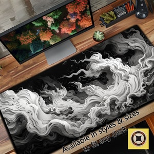 Puede incluir: Alfombrilla de escritorio de diseño abstracto en blanco y negro con líneas en espiral y un fondo estrellado sutil. El texto "Disponible en estilos y tamaños para adaptarse a cualquier escritorio" está impreso en la alfombrilla.