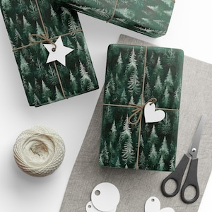 Deliziosa carta da regalo con motivo a foresta di pini verde scuro per Natale, compleanno o qualsiasi occasione regalo
