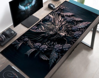 Könnte beinhalten: Eine schwarze und silberne Gaming-Mausmatte mit einem detaillierten Design einer mythischen Kreatur mit Flügeln und Blumen. Die Mausmatte liegt auf einem Holztisch mit einem Computermonitor und anderem Zubehör.