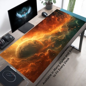 Op de afbeelding: Een grote, oranje en gele muismat met een galaxie-thema en een planeet in het midden. De tekst "Beschikbaar in vele stijlen en maten om op elk bureau te passen" staat gedrukt in de rechterbenedenhoek.