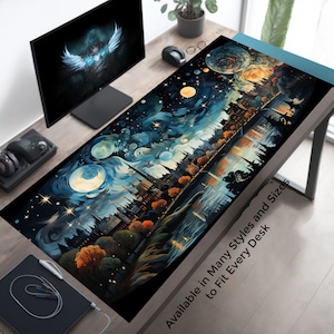 Könnte beinhalten: Eine schwarze und blaue Schreibtischunterlage mit einem Sternenhimmel-Stadtbild-Design. Die Unterlage zeigt einen Fluss, Bäume und einen Mond. Der Text "Erhältlich in vielen Stilen und Größen, um jedem Schreibtisch zu passen" ist in der unteren rechten Ecke gedruckt.