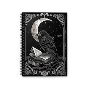 Op de afbeelding: Een zwart-witte illustratie van een raaf die op een boek zit met de woorden "MOW'S FINCH" op de omslag. De raaf kijkt naar rechts en heeft zijn vleugels uitgespreid. De achtergrond is een zwarte lucht met een halve maan en sterren.