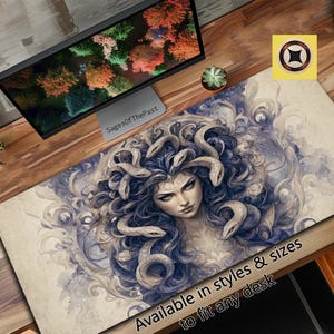 Grekisk mytologi Medusa Skrivbordsmatta | Mytisk ormhårsillustration Stor musmatta