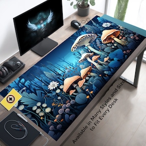 Pode incluir: Um tapete de rato azul e branco com um design de cogumelos numa floresta. O texto "Available in Many Styles and Sizes to Fit Every Desk" está na parte inferior do tapete.