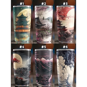 Może przedstawiać: Sześć różnych wzorów kubków ze stali nierdzewnej z japońskimi motywami. Wzory przedstawiają różne sceny, w tym pagodę, kwiaty wiśni, góry i fale. Kubki mają cylindryczny kształt i srebrną pokrywkę.