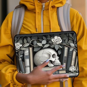 Housse pour ordinateur portable gris foncé académique crâne, livres et roses gothiques - Cadeau pour femme, petite amie ou fille - Cadeaux gothiques