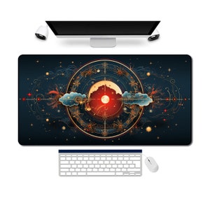 K&ouml;nnte beinhalten: Eine dunkelblaue Mausmatte mit einem goldenen und roten kreisf&ouml;rmigen Design, das eine stilisierte Sonne und Wolken zeigt. Das Design ist von einem Ring aus Sternen umgeben.