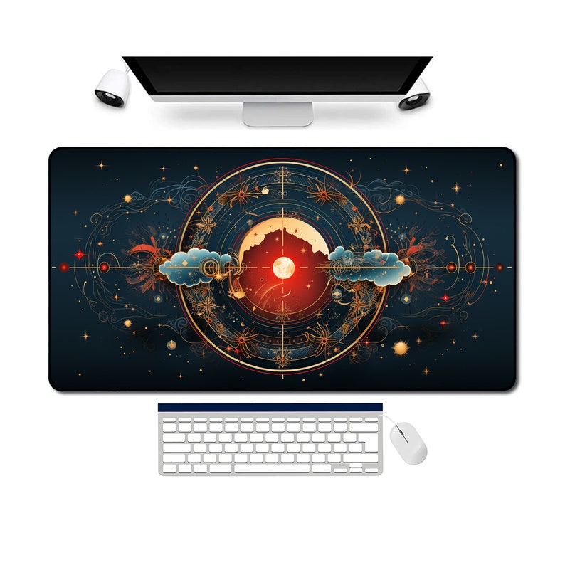 K&ouml;nnte beinhalten: Eine dunkelblaue Mausmatte mit einem goldenen und roten kreisf&ouml;rmigen Design, das eine stilisierte Sonne und Wolken zeigt. Das Design ist von einem Ring aus Sternen umgeben.