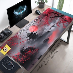 Peut inclure: Un grand tapis de bureau noir et rouge avec un design d'inspiration japonaise représentant une pagode, des cerisiers en fleurs et une lune rouge. Le tapis mesure 45,7x91,4 cm et indique "Disponible dans de nombreux styles et tailles pour s'adapter à tous les bureaux".