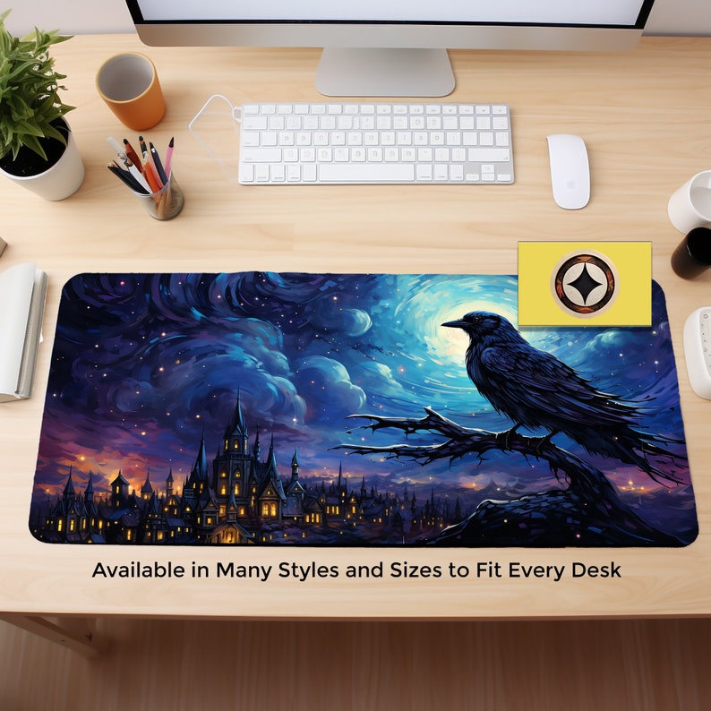 Puede incluir: Un tapete de rat&oacute;n de estilo fantas&iacute;a azul oscuro y morado con un cuervo negro posado en una rama, una luna llena y un horizonte de ciudad distante con ventanas brillantes. El texto "Available in Many Styles and Sizes to Fit Every Desk" est&aacute; en la parte inferior del tapete de rat&oacute;n.