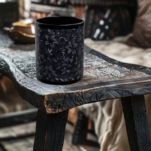 Linda taza gótica de lirios negros - taza gótica - taza de café gótica - copa gótica - taza gótica - taza gótica - taza de cerámica negra de 11 oz o 15 oz