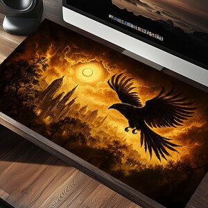 Alfombrilla de escritorio con cuervo gótico sobre la ciudad al atardecer - Alfombrilla de ratón de fantasía oscura