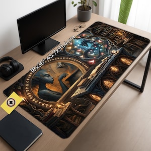 Op de afbeelding: Een rechthoekige bureaumat met een fantasie-kunstontwerp. De mat meet 45,7 cm x 91,4 cm en heeft een gedetailleerde illustratie van een mystieke scène met een blauwhuidige figuur, een draak en ingewikkelde patronen.