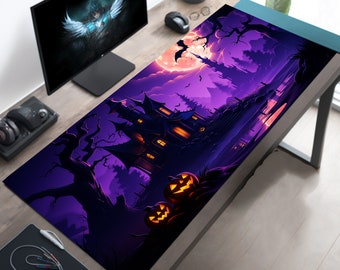 以下が含まれることがあります： 紫と黒のハロウィンをテーマにしたマウスパッド。不気味な幽霊屋敷、木々、カボチャが描かれています。背景には満月と夜空を飛ぶコウモリが描かれています。