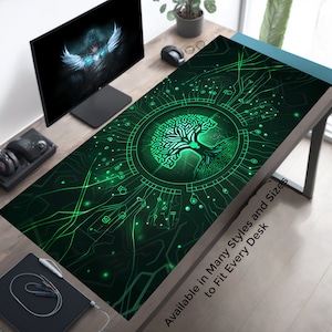 Könnte beinhalten: Grün-schwarze Gaming-Tischmatte mit einem leuchtend grünen Lebensbaum-Design in einem Kreis. Der Text "Erhältlich in vielen Stilen und Größen, um jedem Schreibtisch zu passen" befindet sich in der unteren rechten Ecke der Matte.