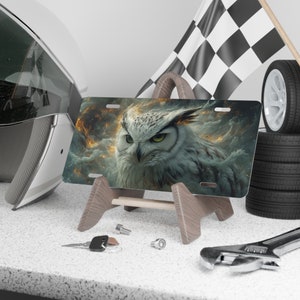 Placa de matrícula delantera para automóviles/camiones/SUV con arte de búho blanco de fantasía - placa de tocador - regalos de búho - decoración de coche de búho - regalo para esposa imagen 1