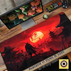 Peut inclure: Un tapis de souris de jeu rouge et noir avec un guerrier samouraï japonais debout devant un soleil rouge et une ville. Le texte "Disponible dans des styles et des tailles pour s'adapter à n'importe quel bureau" est en bas de l'image.