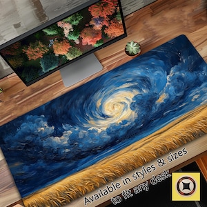 Puede incluir: Una alfombrilla de escritorio larga con un diseño de cielo arremolinado azul y amarillo, que recuerda a una pintura. La alfombrilla tiene un campo dorado en la parte inferior y el texto "Available in styles & sizes to fit any desk". Se ven un monitor de ordenador y una pequeña planta.