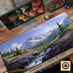 Pode incluir: Uma paisagem montanhosa cênica com um rio fluindo através de um campo de flores silvestres roxas. As montanhas são cobertas de neve e o céu é azul com nuvens brancas. A imagem é usada para um tapete de mesa, disponível em vários estilos e tamanhos para caber em qualquer mesa.