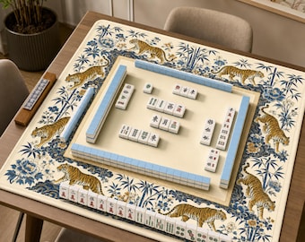 Tapete de Mahjong Tigre y Peonía — Tapete de juego de estilo chinoiserie azul y dorado con base de goma antideslizante