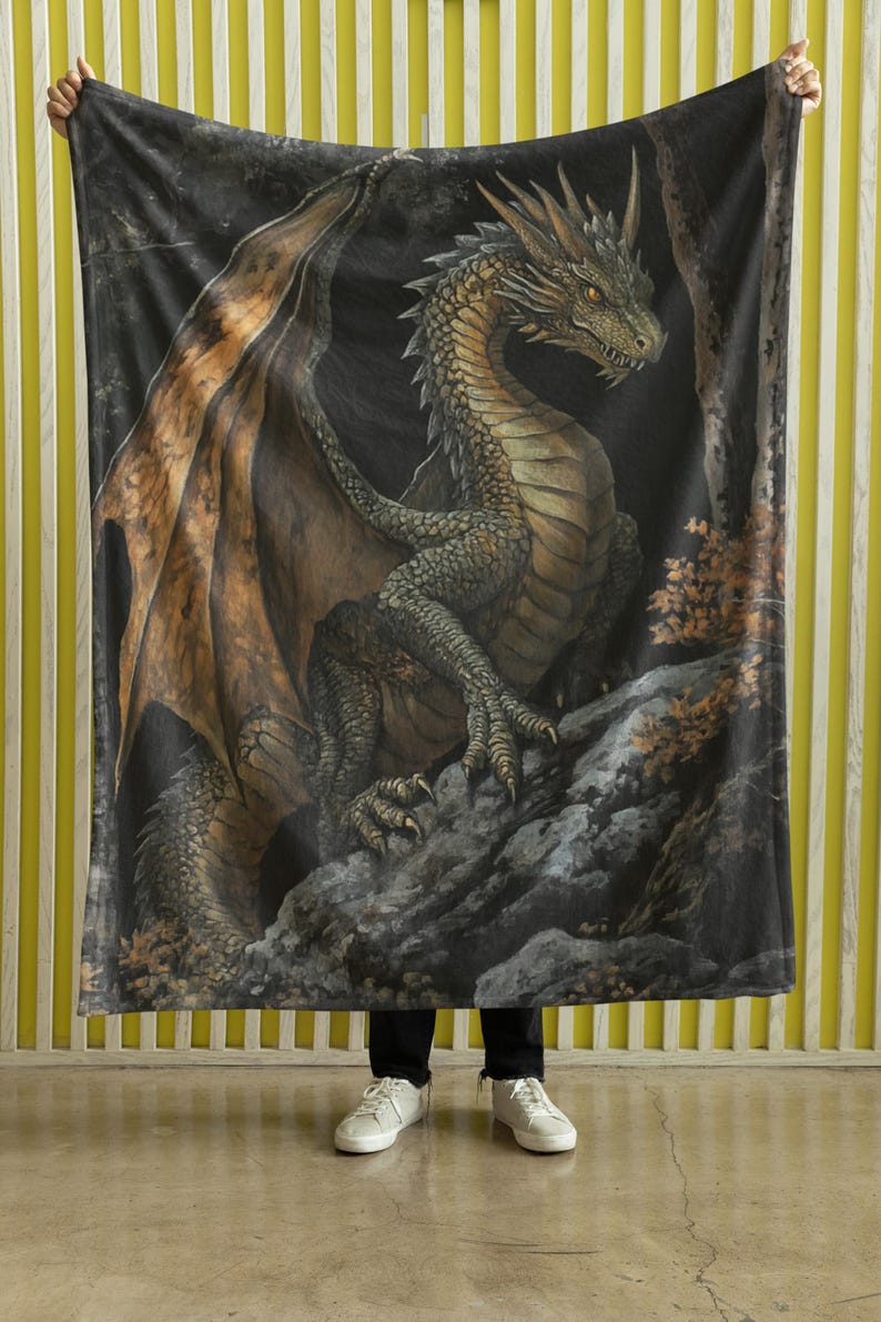 Pu&ograve; includere: Una coperta in pile nero con un drago verde scuro e marrone con grandi ali. Il drago &egrave; appollaiato su una scogliera rocciosa con uno sfondo di foresta oscura.