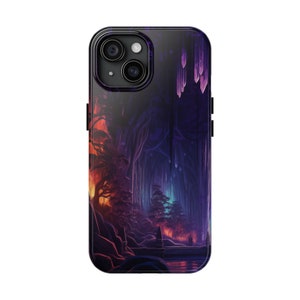 Op de afbeelding: Een zwarte telefoonhoes met een kleurrijk beeld van een bos sc&egrave;ne. De afbeelding toont een pad dat door een bos met hoge bomen en gloeiende lichten loopt.