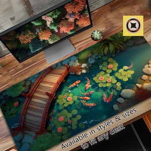 Puede incluir: Alfombrilla de escritorio con una ilustración detallada de un estanque de carpas koi, con un puente rojo, nenúfares y carpas koi naranjas. La alfombrilla tiene el texto "Available in styles & sizes to fit any desk".