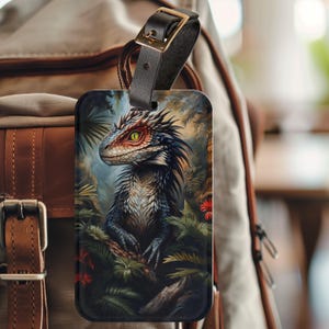 Mochila de fantasia de dinossauro à espreita - Etiqueta de identificação de viagem - Com um cartão de identificação seguro e arte exclusiva de dinossauro em acrílico