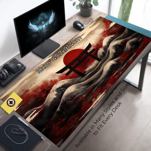 Puede incluir: Una alfombrilla de escritorio de inspiración japonesa roja y negra con un sol rojo y una puerta torii negra. La alfombrilla mide 45,7x91,4 cm y está disponible en muchos estilos y tamaños para adaptarse a todos los escritorios.