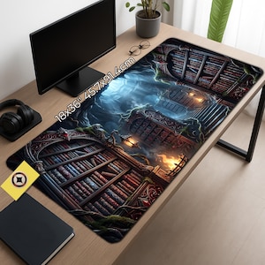Puede incluir: Alfombrilla de ratón rectangular grande con una escena de biblioteca de fantasía. El diseño presenta estanterías detalladas, una luz brillante y el texto "18x36" 45.7x91.4cm". La paleta de colores incluye azules, marrones y rojos.