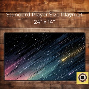Op de afbeelding: Een rechthoekige speelmat met een kosmisch ontwerp. De mat heeft een donkerblauwe en zwarte achtergrond met strepen van wit, geel en roze, die op vallende sterren lijken. De tekst "Standard Player Size Playmat" en "61cm x 36cm" staat bovenaan.