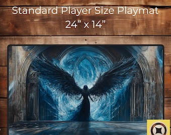 Pode incluir: Um tapete de jogo de fantasia preto e azul com uma grande figura alada preta de pé em um arco de pedra. O tapete de jogo mede 61 cm por 35,5 cm.