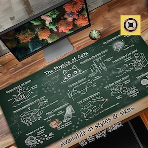 Puede incluir: Una alfombrilla de escritorio verde con un diseño de pizarra, que presenta ecuaciones y diagramas de física relacionados con gatos. El texto "The Physics of Cats" es visible. Disponible en varios tamaños para adaptarse a cualquier escritorio.
