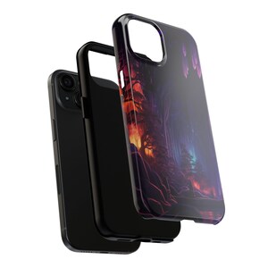 Op de afbeelding: Een zwarte telefoonhoes met een kleurrijk, abstract ontwerp van een bos sc&egrave;ne. De hoes heeft een glanzende afwerking en een verhoogde camera bump.