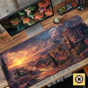 Könnte beinhalten: Eine Sonnenuntergangsszene mit einem großen, antiken Steinbau im Vordergrund. Das Gebäude hat viele Säulen und ist von Bäumen und Büschen umgeben. Der Himmel ist leuchtend orange und rosa, mit Wolken und einem Vollmond. Der Text "Erhältlich in Stilen und Größen, die auf jeden Schreibtisch passen" befindet sich am unteren Rand des Bildes.