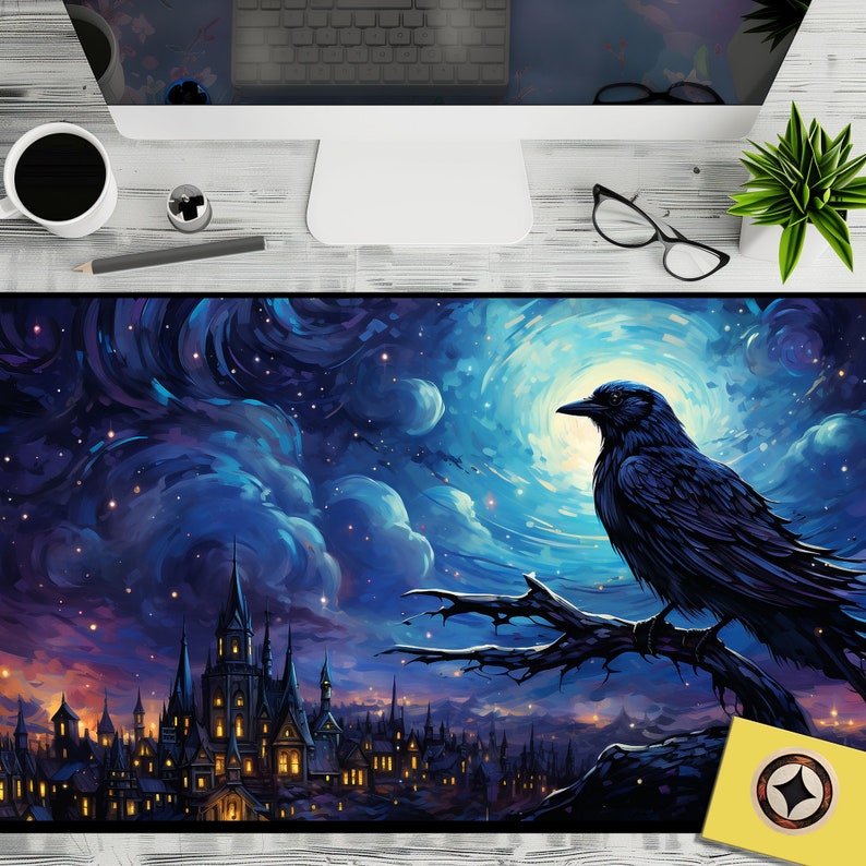 Puede incluir: Una pintura digital de un cielo nocturno azul oscuro con luna llena y un cuervo negro posado en una rama. El cuervo mira hacia la derecha. En la distancia, se puede ver un peque&ntilde;o pueblo con edificios iluminados por c&aacute;lidas luces amarillas.