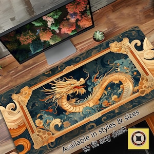 Könnte beinhalten: Ein blaues und goldenes Drachen-Design auf schwarzem Hintergrund mit goldenem Rahmen. Das Design ist von einem Wellenmuster umgeben. Der Text "Erhältlich in Stilen und Größen, die auf jeden Schreibtisch passen" befindet sich am unteren Rand des Bildes.