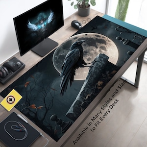 Peut inclure: Un corbeau noir perché sur une pierre tombale sous une pleine lune. L'arrière-plan est une forêt sombre avec des branches nues et des feuilles mortes. Le texte "Available in Many Styles and Sizes to Fit Every Desk" est dans le coin inférieur droit de l'image.