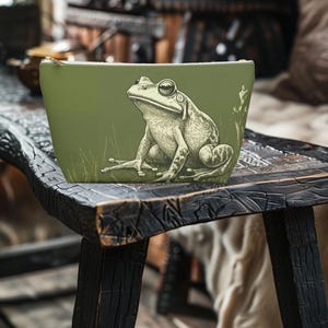 Cute Frog Makeup Bag - Green Cosmetic Purse - Toiletry Bag - Pencil Pouch - Makeup Travel Case - Gift for Daughter, Wife, Girlfriend