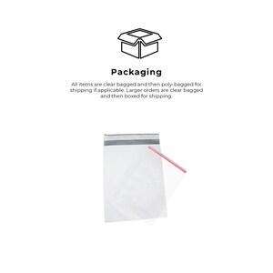 Puede incluir: Una bolsa de pl&aacute;stico transparente con una franja gris en la parte superior y un cierre de cremallera rosa. La bolsa se utiliza para empaquetar art&iacute;culos para el env&iacute;o.