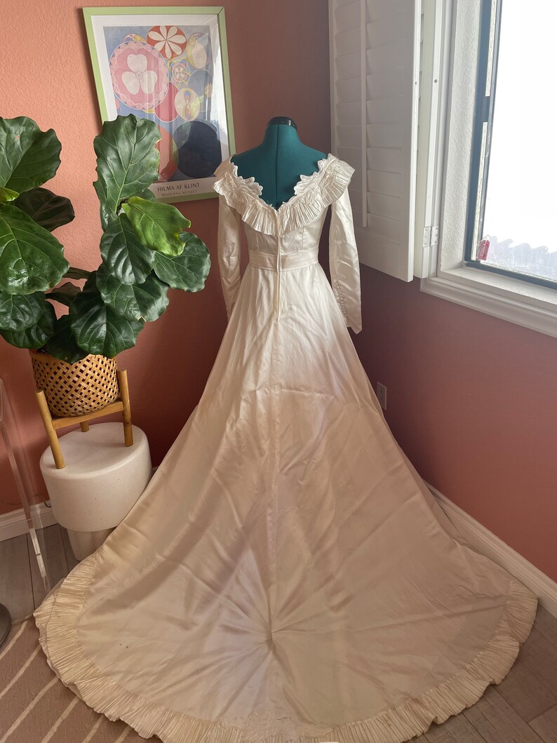 Vintage Ivory Satin  A-Line Ruffled Wedding Dress DP7684