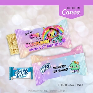 Pode incluir: Dois invólucros personalizados para Rice Krispies Treats de 22g. Um apresenta um arco-íris, personagens de bolinhos e o texto you're ONE in a DUMPLING! ANNA'S 5TH BIRTHDAY. O outro diz THANK YOU FOR COMING! com um bolinho verde.