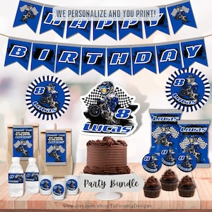 Pu&ograve; includere: Un set per feste a tema motocross con decorazioni blu e nere. Il set include uno striscione che dice "Buon compleanno", topper per cupcake, sacchetti per bomboniere, etichette per bottiglie d'acqua e un topper per torta. Il topper per torta presenta un pilota di motocross dei cartoni animati con il nome "Lucas" e il numero "8".